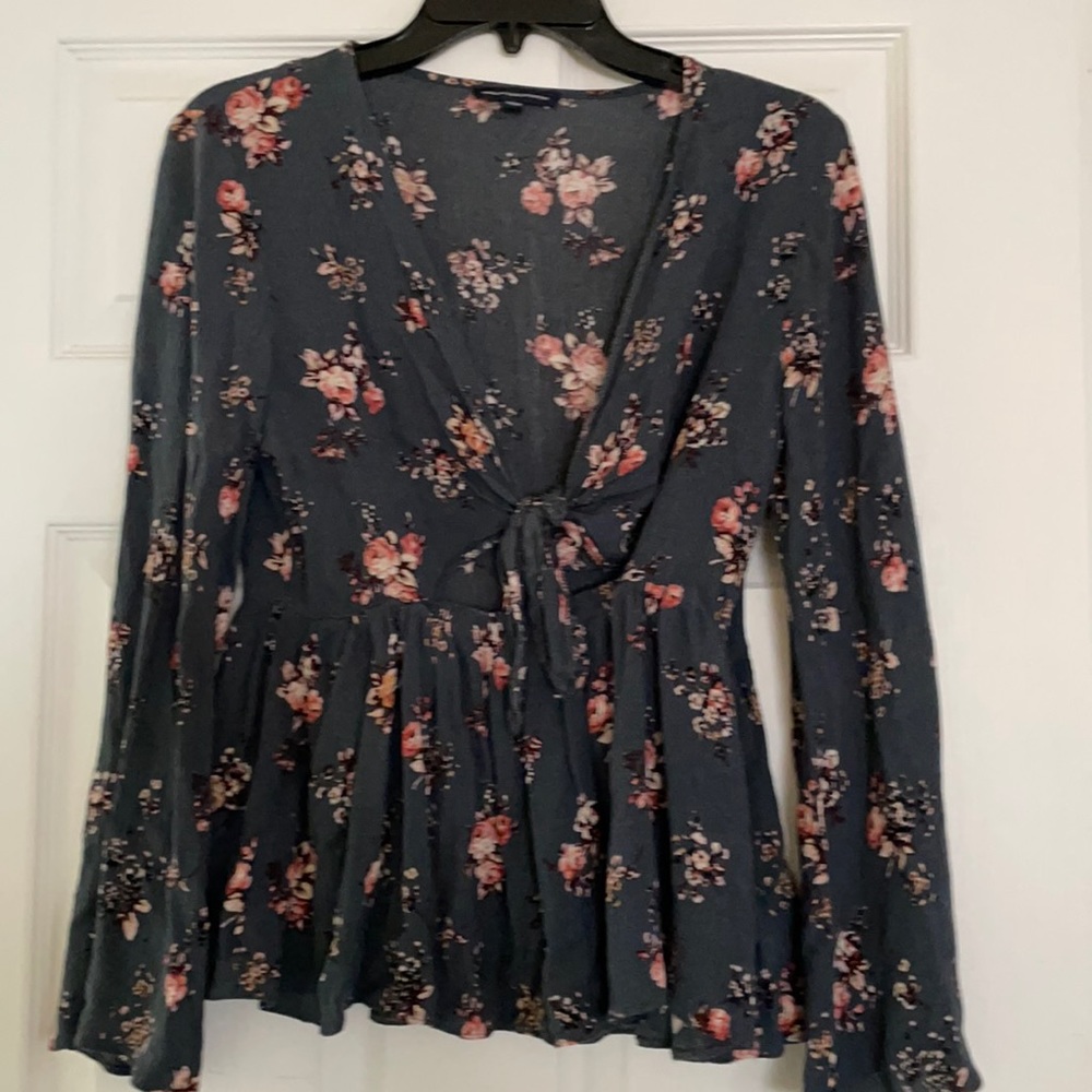 American Eagle grey floral blouse size medium